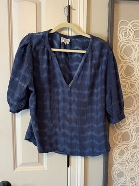 4 Our Dreamers Women’s Navy Blue V-Neck Textured Blouse size small